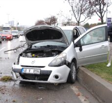 Pendik'te kontrolden çıkan otomobil refüjü aşarak karşı şeride geçti