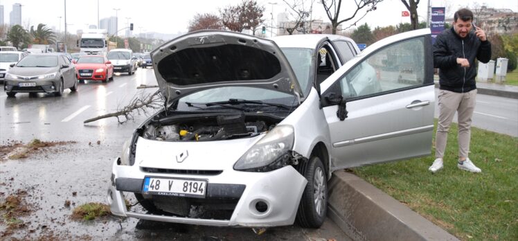 Pendik'te kontrolden çıkan otomobil refüjü aşarak karşı şeride geçti