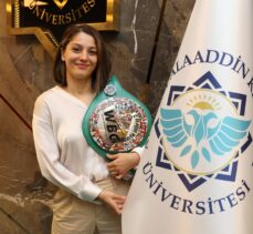 Profesyonel boksör Seren Ay Çetin, WBC gümüş kemerini depremzedeler için açık artırmaya çıkardı