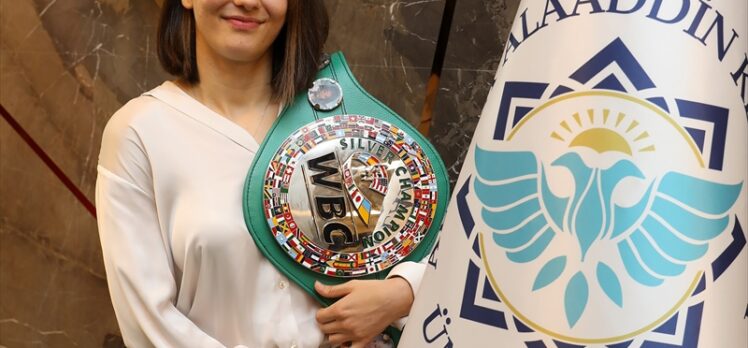 Profesyonel boksör Seren Ay Çetin, WBC gümüş kemerini depremzedeler için açık artırmaya çıkardı