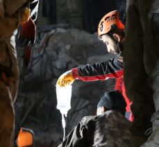 Şanlıurfa'da yıkılan binanın enkazından 22 saat sonra bir kadın kurtarıldı