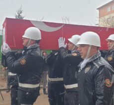 Şırnak'ta otomobilin şarampole devrilmesi sonucu ölen polisin cenazesi memleketine uğurlandı