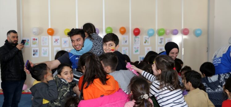 Sivas'ta depremzede çocuklar depremin izini oyunla silmeye çalışıyor