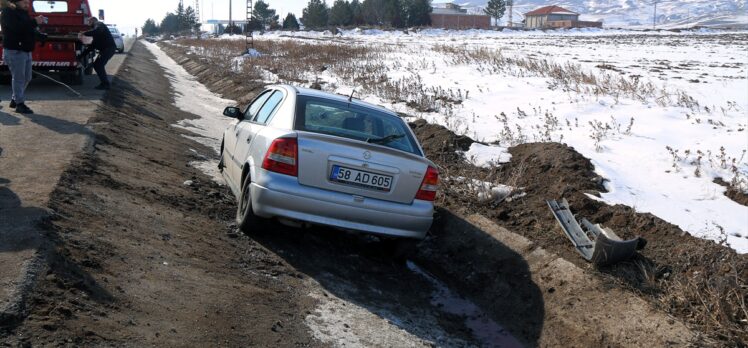 Sivas'ta yoldan çıkan otomobildeki 7 kişi yaralandı