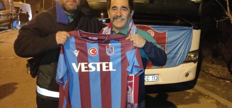 Trabzonsporlu depremzedeye bordo-mavili forma hediye edildi