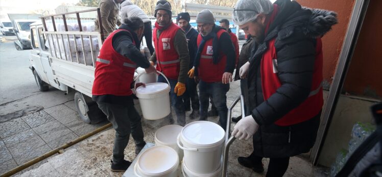 Türk Kızılay, Malatya'da günde 30 bin depremzedeye sıcak yemek dağıtıyor