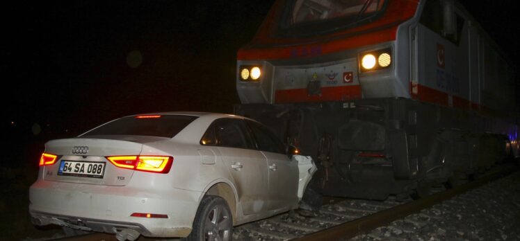 Uşak'ta yük treninin çarptığı otomobildeki 2 kişi yaralandı