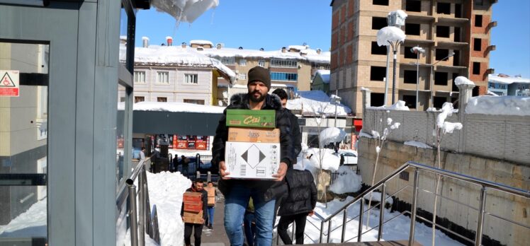 Van, Hakkari, Bitlis ve Muş'ta deprem bölgesine yardımlar sürüyor