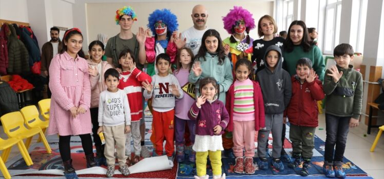 Van'da depremzede çocuklar palyaço gösterisiyle eğlendi