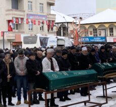 Yakınlarının cenazesine giderken devrilen otomobilde ölen 3 kişinin cenazesi defnedildi