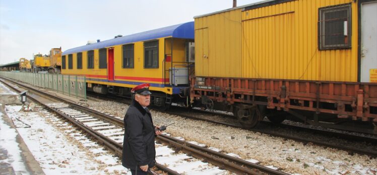 Yardım malzemesi ve iş makinesi yüklü trenler Kocaeli ve Afyonkarahisar'dan yola çıktı