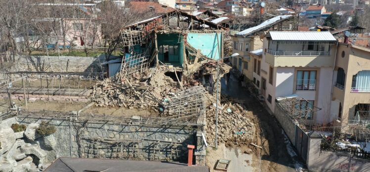 Yeşilyurt'ta depremin tarihi yapılara hasarı havadan görüntülendi