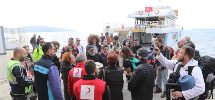 Yunanistan'dan sosyal dayanışma ekibi, depremzedelere yardım malzemesi getirdi