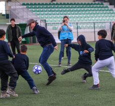 Adana Demirspor Teknik Direktörü Montella, Hatay'da depremzedeleri ziyaret etti