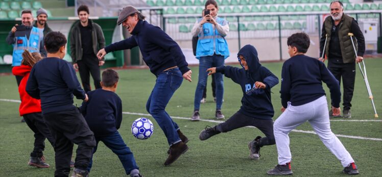 Adana Demirspor Teknik Direktörü Montella, Hatay'da depremzedeleri ziyaret etti