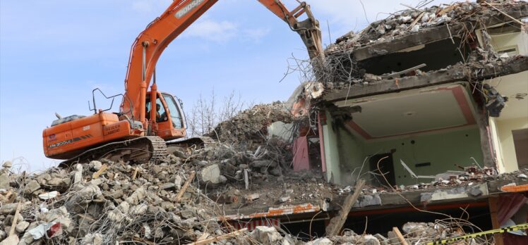 Adıyaman Gölbaşı'nda hayatın normale dönmesi için ekipler yoğun mesai harcıyor