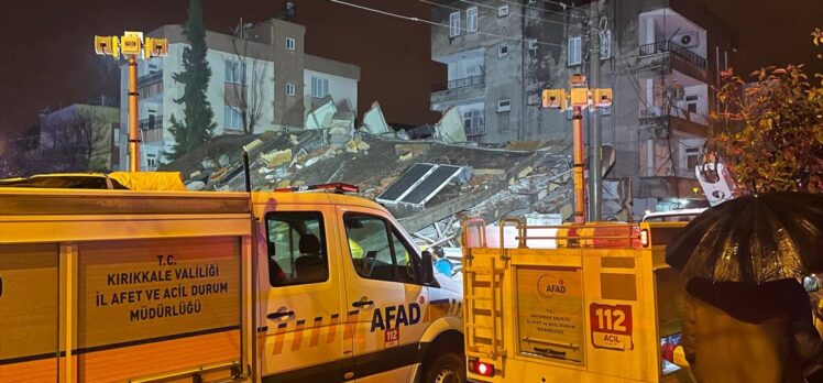 Adıyaman'da ağır hasarlı 5 katlı bina kendiliğinden çöktü