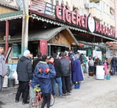 Adıyamanlı ciğerci günde ortalama 3 bin depremzedeye ücretsiz ekmek arası kavurma dağıtıyor