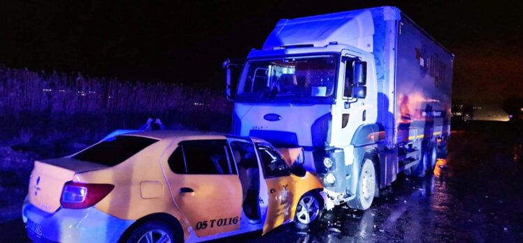 Amasya'da tırla çarpışan taksinin sürücüsü öldü