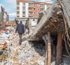 Anne babasını kurtarmak için girdiği bina yıkılınca kendi de enkazda kaldı