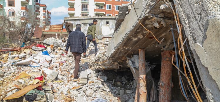 Anne babasını kurtarmak için girdiği bina yıkılınca kendi de enkazda kaldı