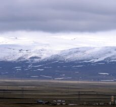 Kars ve Ardahan'da kar yağışı etkili oluyor