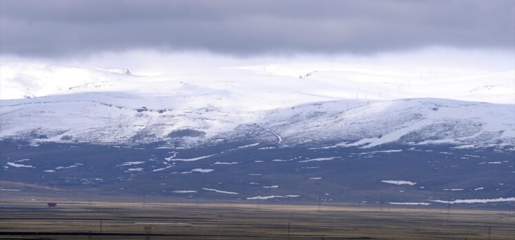 Kars ve Ardahan'da kar yağışı etkili oluyor