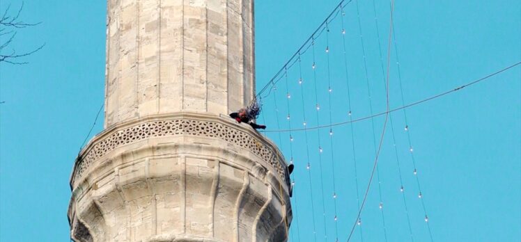 Üsküdar'daki Valide-i Cedid Camisi'ne mahya asıldı