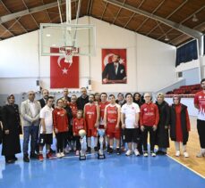 Bakan Kasapoğlu, down sendromlu milli sporcularla basketbol oynadı