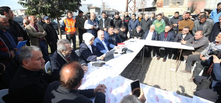 Bakan Varank, depremden etkilenen Malatya'da esnafla bir araya geldi: