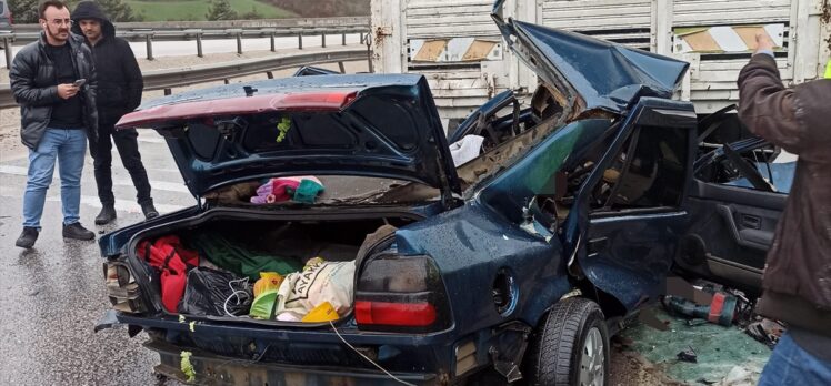 Balıkesir'de kamyona arkadan çarpan otomobildeki 2 kişi öldü, 6 kişi yaralandı