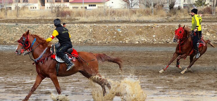 Bayburt'ta depremzede çocuklar cirit müsabakaları izleyip at binerek moral buldu