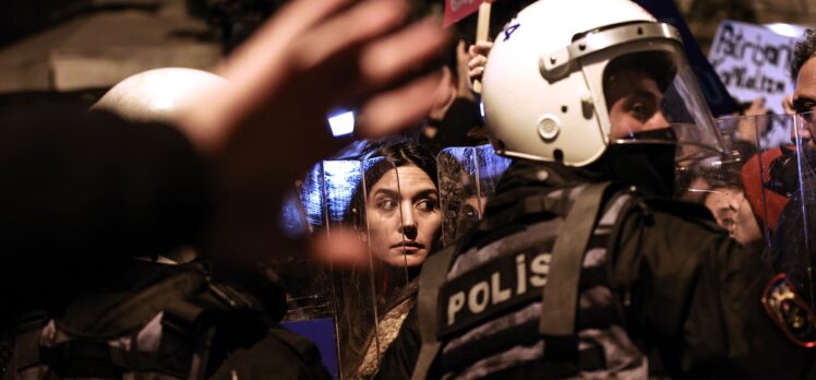 Beyoğlu'nda izinsiz gösteri düzenleyen gruptan bazı kişiler gözaltına alındı