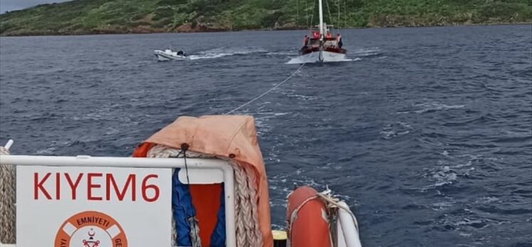 Bodrum'da denizde sürüklenen tekne kıyıya yanaştırıldı