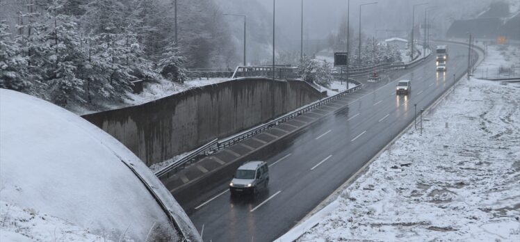 Bolu Dağı'nda kar etkili oluyor