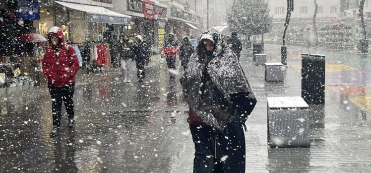 Bolu'da kar yağışı etkili oluyor