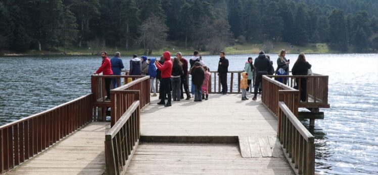 Bolu'ya gelen depremzedeler Gölcük Tabiat Parkı'nı gezdi