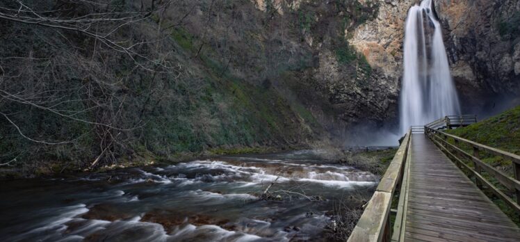 Bosna Hersek'te doğal güzelliğiyle turistleri hayran bırakan şelale: Blihe