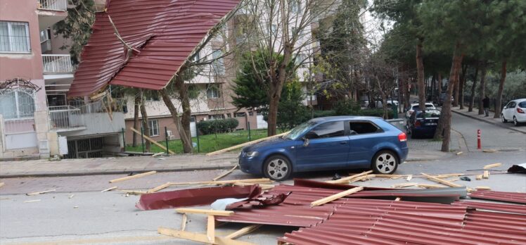 Denizli ile İzmir'de etkili olan lodos ve sağanak hayatı olumsuz etkiledi