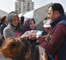 Depremde 7 yakınını kaybeden dernek başkanı afetzedeler için seferber oldu