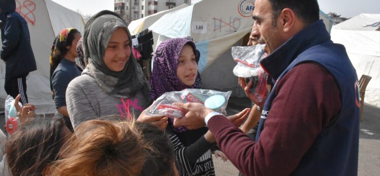 Depremde 7 yakınını kaybeden dernek başkanı afetzedeler için seferber oldu