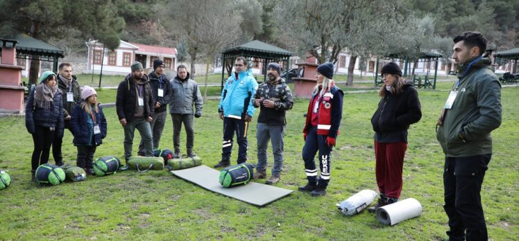 Depremzede öğrencilere ve kamu personeline zor şartlarda doğada kalma eğitimi