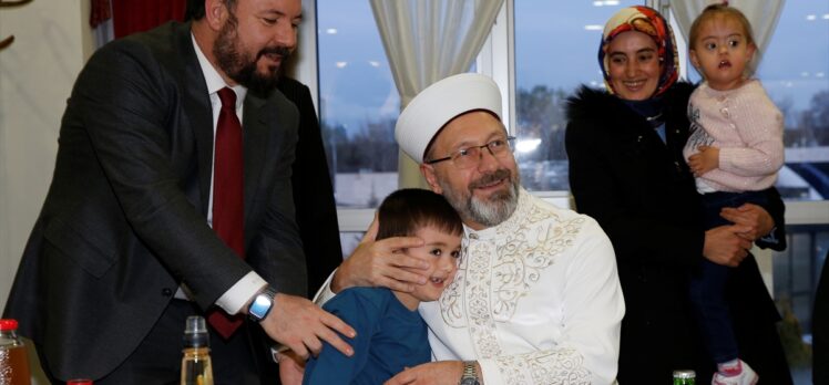 Diyanet İşleri Başkanı Erbaş, depremzedelerle iftarda bir araya geldi: