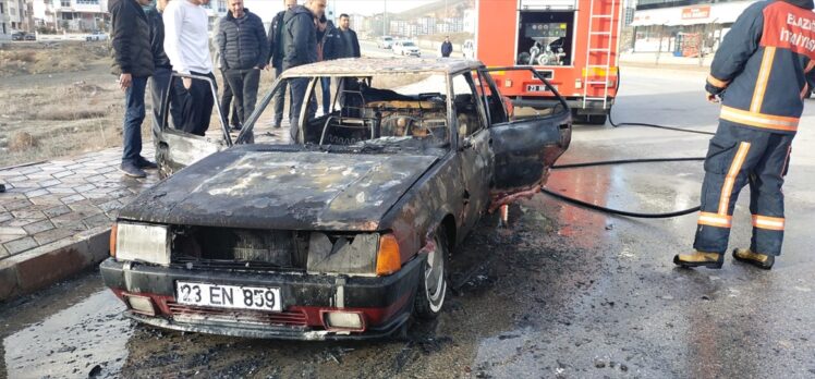 Elazığ'da seyir halindeki otomobil yandı