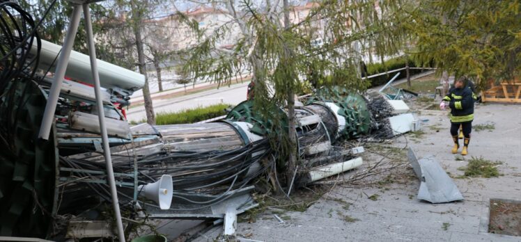 Erzincan'da şiddetli fırtına cami minaresini devirdi, çatılarda hasar oluşturdu