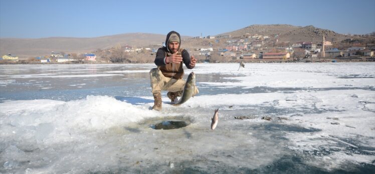 Eskimo usulü balık avlayan kadın, ekmeğini buzun altından çıkartıyor