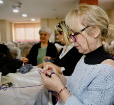 Eskişehirli kadınlar depremzede çocuklar için kazak, battaniye ve eldiven ördü