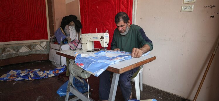 Filistinli Salim usta, ailesinden miras aldığı yorgancılığı torunlarına aktarmak istiyor