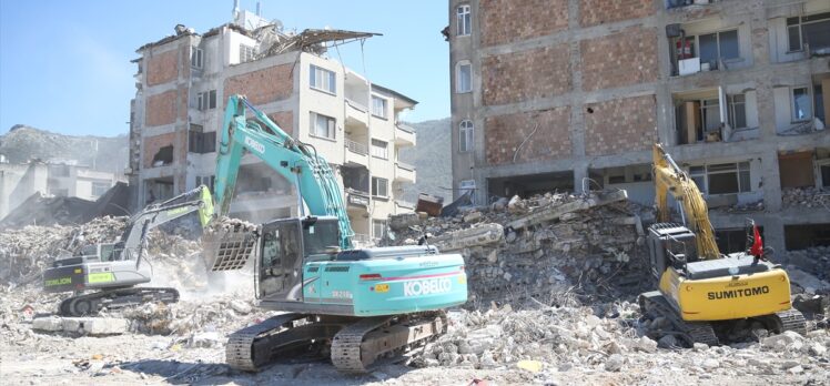 Hatay'da bina yıkım ve enkaz kaldırma çalışmaları 51 mahallede sürüyor