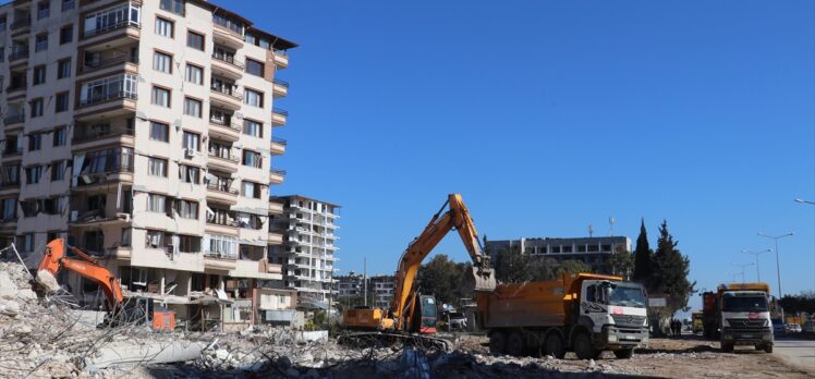 Hatay'da enkaz kaldırma ve yıkım çalışmaları 17 mahallede sürüyor